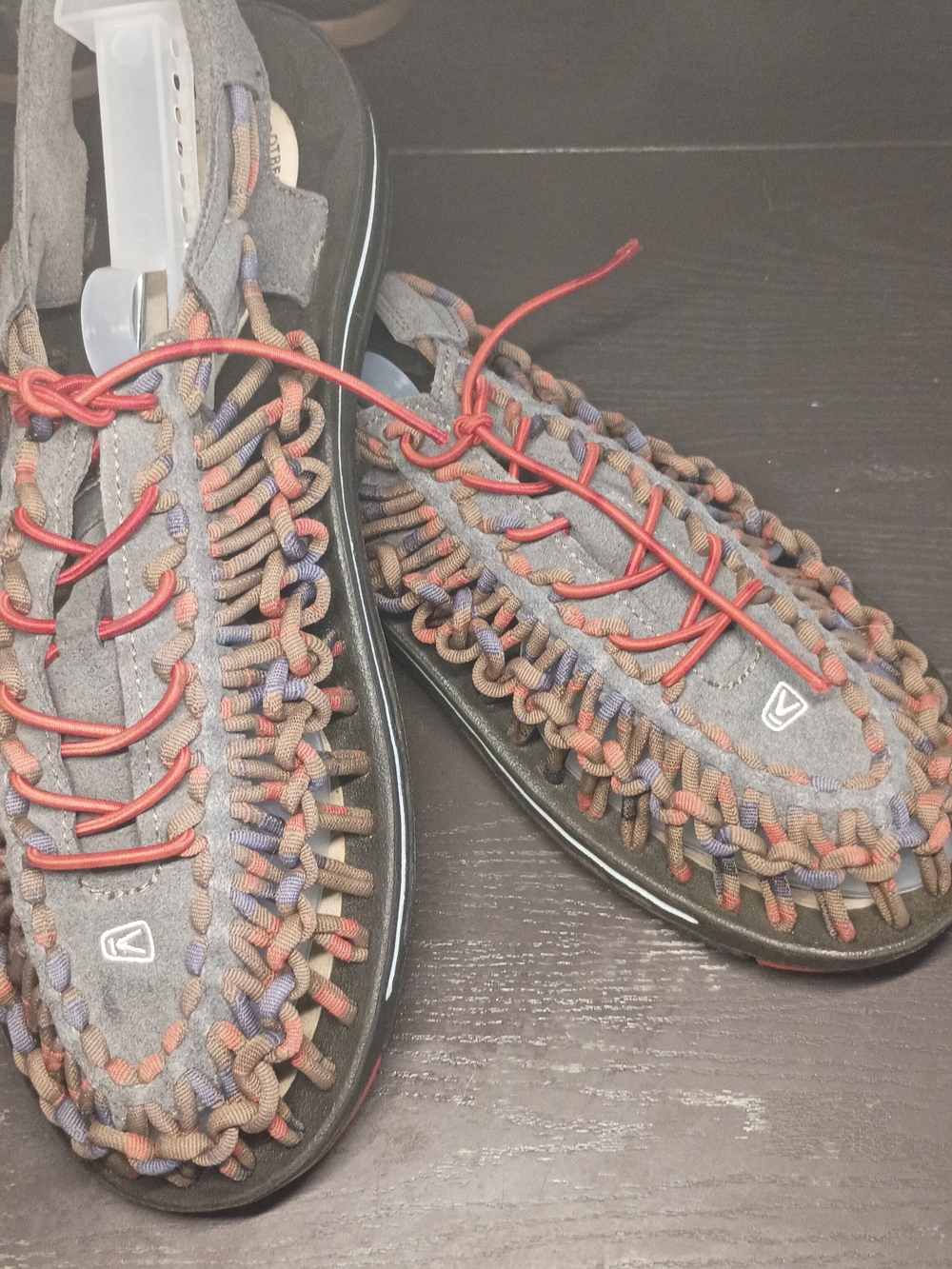 Keen Gray Woven Sandals w/ Red Lacing. Men's 10M Good Cond W/Tie Laces